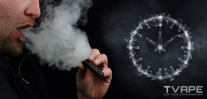 Un hombre exhalando una gran nube de vapor de un vaporizador Tronian Gammatron.