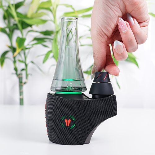 Utillian 8 Turbo sobre una mesa mientras una mujer gira el spinner cap doble