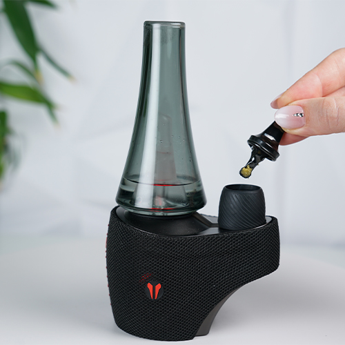 Utillian 8 v2 sobre una mesa mientras una mujer sostiene una multiherramienta con wax