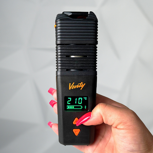 Mano sosteniendo el vaporizador Venty.