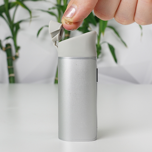 Vaporizador de concentrados Yocan Black Pocket: una foto en primer plano del vaporizador con la boquilla abierta