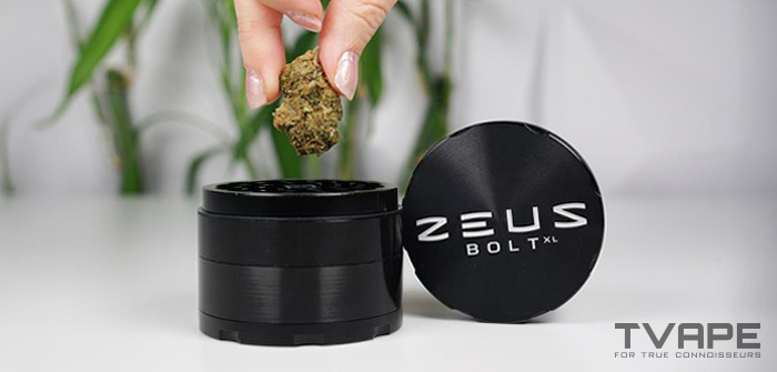 La variedad de marihuana se coloca en el molinillo Zeus Bolt XL.