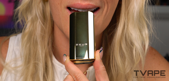 Una mujer inhala vapor del vaporizador port&aacute;til para hierbas secas Zeus Arc GT4.