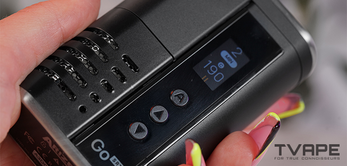 Vaporizador port&aacute;til Arizer Go SRT: primer plano de una mujer sosteniendo el vaporizador en la mano