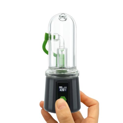 Bomb Aerix E Rig se sostiene en la mano con la pantalla LED encendida.