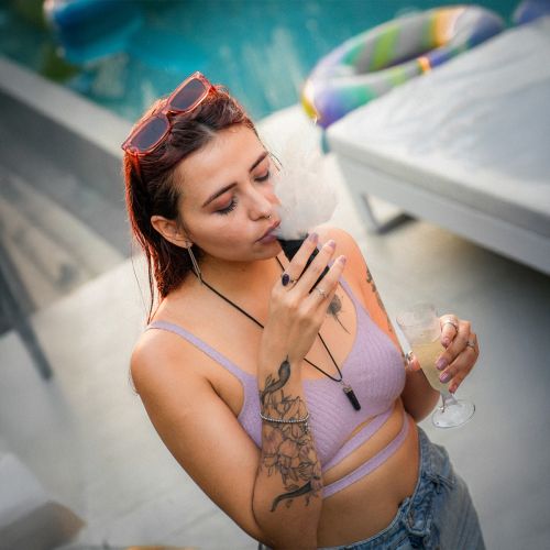 Una mujer utiliza el vaporizador de concentrados Dr. Dabber Ghost 2.