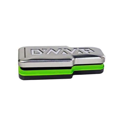 Estuche para vaporizador DynaVap G3 de color acero con toques verdes y logotipo grabado, diseñado para guardar de forma segura el vaporizador portátil para hierbas secas DynaVap G3, lo que mejora su durabilidad y portabilidad.