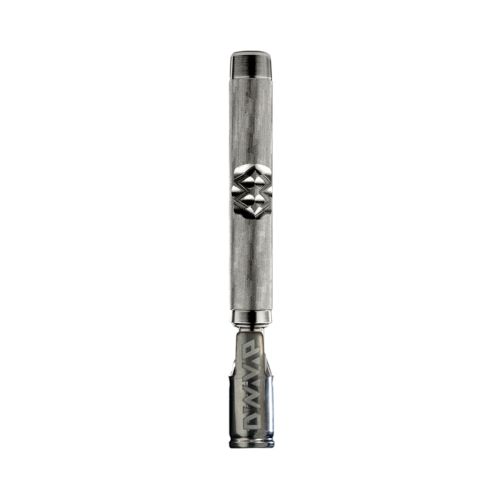 Vaporizador DynaVap M7 de color acero inoxidable, diseñado para la vaporización portátil de hierbas secas, con agarre ergonómico y estructura resistente al calor para uso diario.