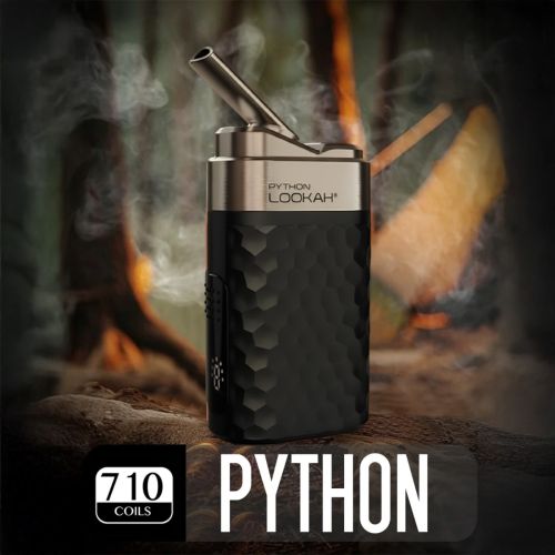Bolígrafo de cera Lookah Python en opción de color negro, con tecnología de bobinas 710, vista inclinada con boquilla metálica y vapor elevándose sobre un fondo de fogata en el bosque, bolígrafo dab premium para sesiones de concentrados de cannabis.