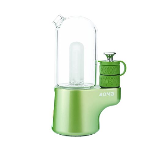 Vista lateral del BOMB Magloud E Rig de cal montado, que muestra el mango ergonómico y la pieza de vidrio para una vaporización eficiente del concentrado en una configuración portátil de dab rig eléctrico.