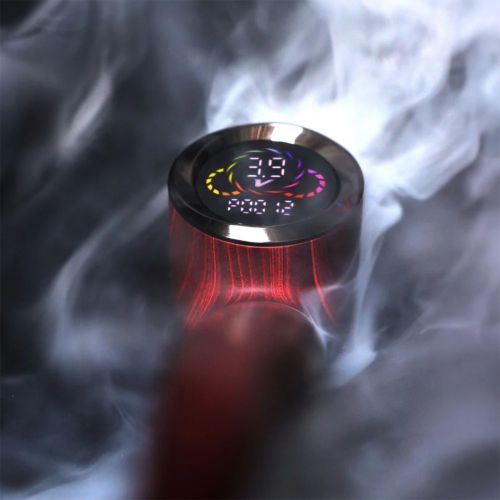 Primer plano de la pantalla digital del Pulsar 510 DL Wizard Pipe con un colorido anillo de temperatura rodeado de vapor.