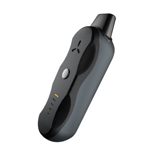 Vaporizador de hierbas AirVape XS Go en vista angular con la boquilla puesta, botón único y luces LED visibles.