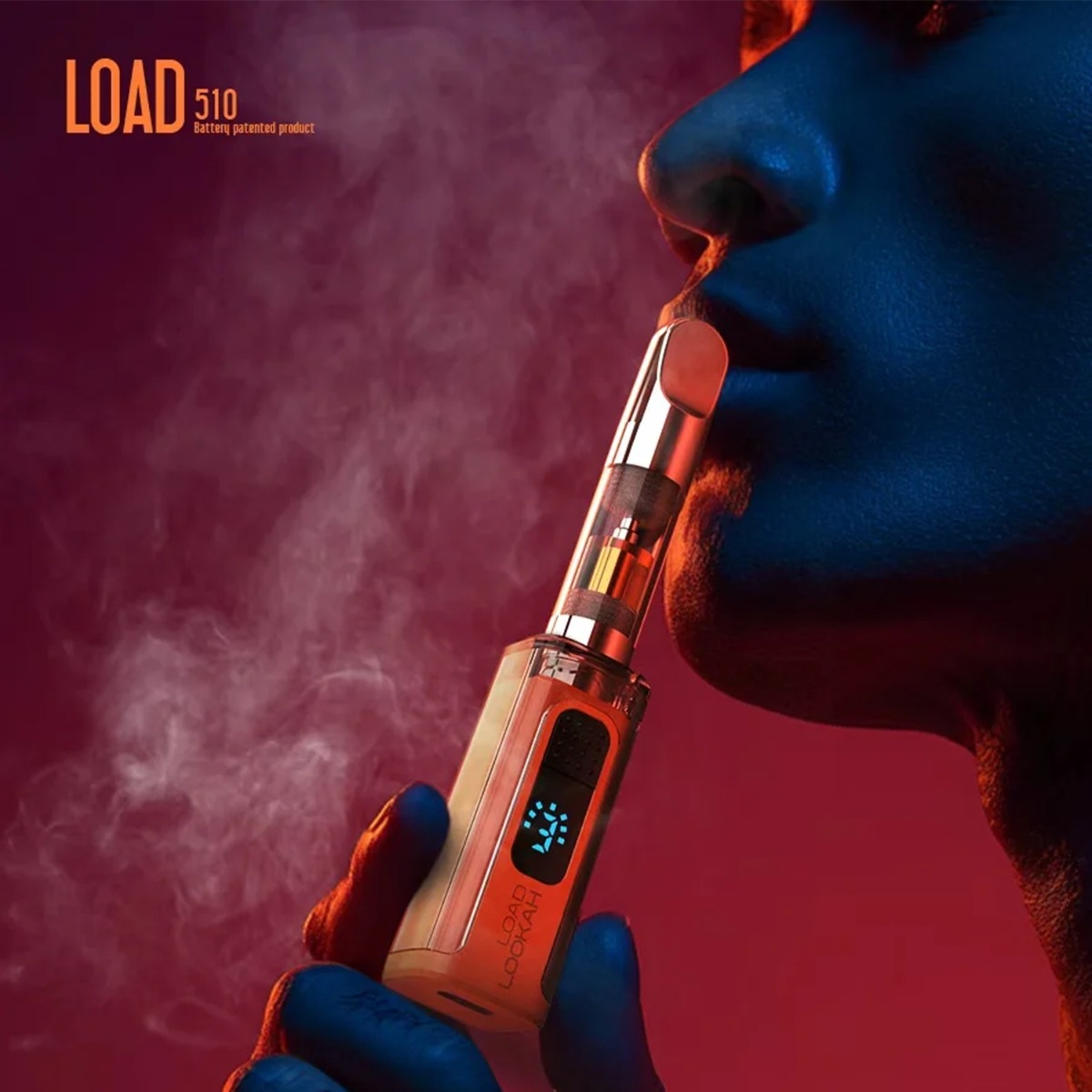 Batería Lookah Load 510 en opción de color naranja, primer plano de una mujer vapenado con un cartucho conectado, con una pantalla digital azul que muestra el nivel de la batería.