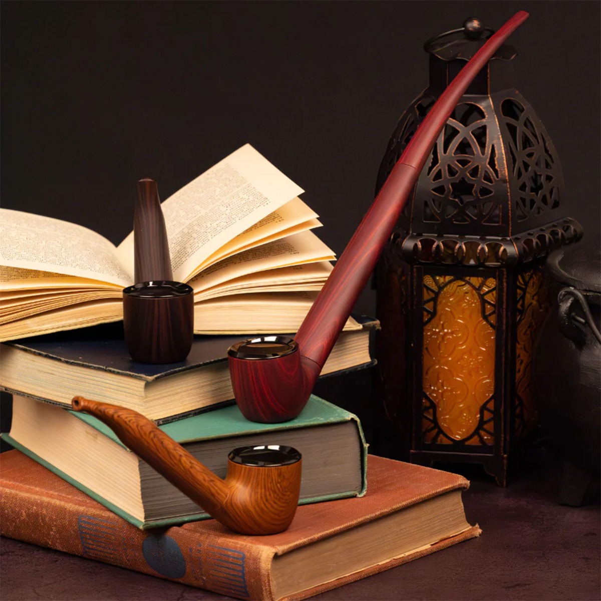 Pulsar 510 DL Wizard Pipe acabado en madera con diseño de libros apilados y una linterna, aspecto clásico de pipa de mago.