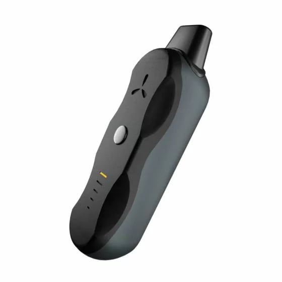 Vaporizador de hierbas AirVape XS Go en vista angular con la boquilla puesta, botón único y luces LED visibles.