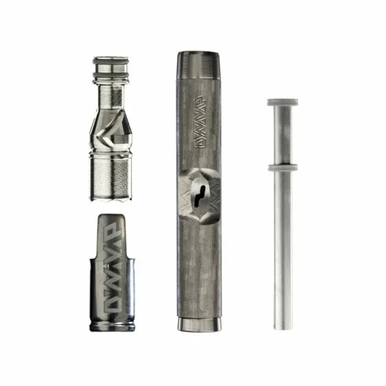 Primer plano de la punta de titanio DynaVap M7 de color acero para vaporizador de hierbas secas.