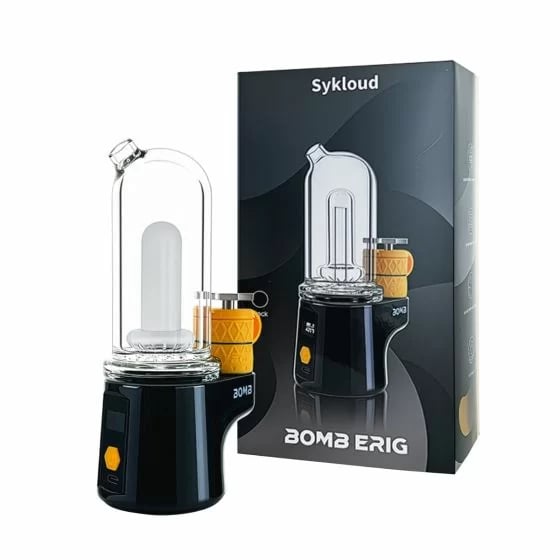 El Bomb Sykloud E Rig en color negro con detalles en naranja, junto a su embalaje, sobre un fondo blanco.