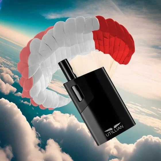Utillian 621 en nubes con paracaídas