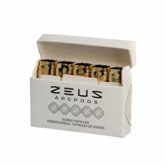 Paquete blanco abierto con varias cápsulas dosificadoras Zeus ArcPods GT doradas visibles y el logotipo «ZEUS ARCPODS».