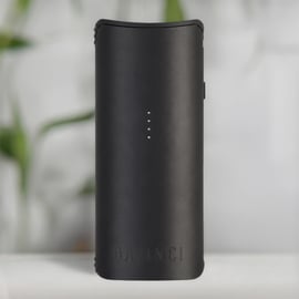 Vaporizador portátil de hierbas secas DaVinci MIQRO-C, vista frontal con los 4 indicadores LED encendidos

