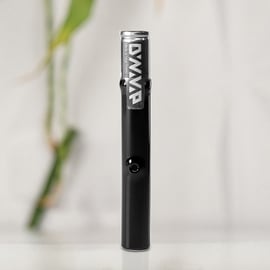 Vaporizador portátil DynaVap G3 negro, fabricado en EE. UU. con acero inoxidable, con un diseño ergonómico y una activación térmica eficiente para una vaporización suave del cannabis, ideal para los entusiastas que están siempre en movimiento.