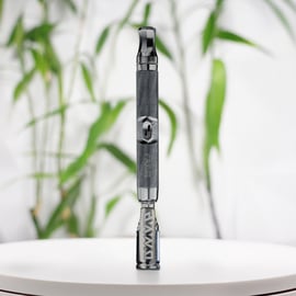 Vaporizador portátil DynaVap M7 XL en color acero, fabricado en EE. UU. con titanio y acero inoxidable, que ofrece un diseño ergonómico y una activación térmica eficiente para una vaporización suave.