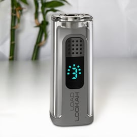 Elegante batería Lookah Load 510 en plata sobre fondo blanco minimalista, vista en alta resolución con indicador de batería azul brillante para un uso discreto y eficiente con cartuchos de aceite.