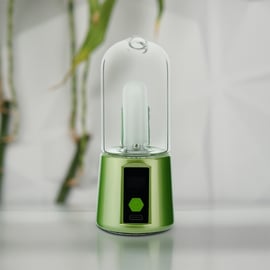 Vista frontal del BOMB Magloud E Rig verde lima, un equipo eléctrico portátil para dabs con copa de cristal, pantalla digital y base ergonómica para una vaporización eficiente de concentrados.