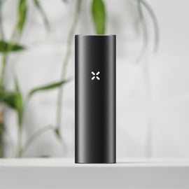 Vaporizador PAX Flow (negro), vista frontal: elegante vaporizador portátil para hierbas secas de PAX Labs.