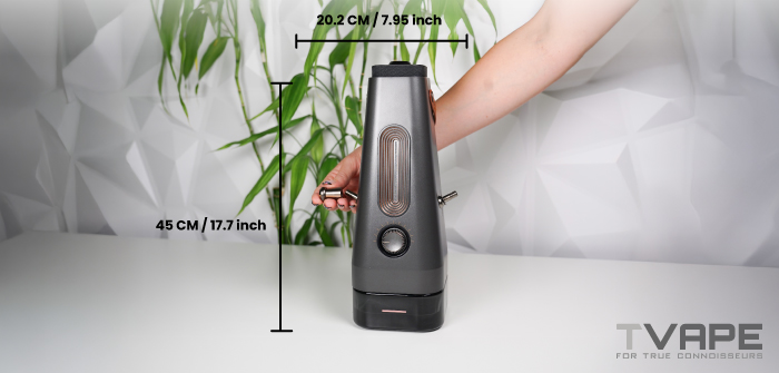 Comparación de tamaños del AirVape Enso con marcas de referencia que indican una altura de 45 cm / 17,7 pulgadas y una anchura de 20,2 cm / 7,95 pulgadas