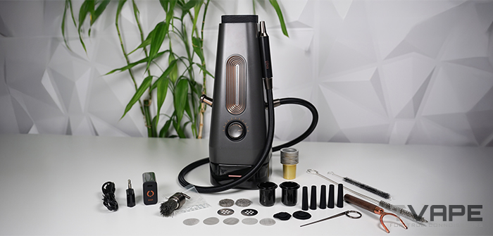 El kit completo del AirVape Enso 2026, colocado sobre una mesa blanca: la shisha eléctrica con manguera de vapor en espiral, el cargador USB-C, copas de cerámica de repuesto, copas desechables de aluminio, filtros de malla, válvulas de purga, boquilla de madera, cepillos de limpieza y una herramienta multiusos