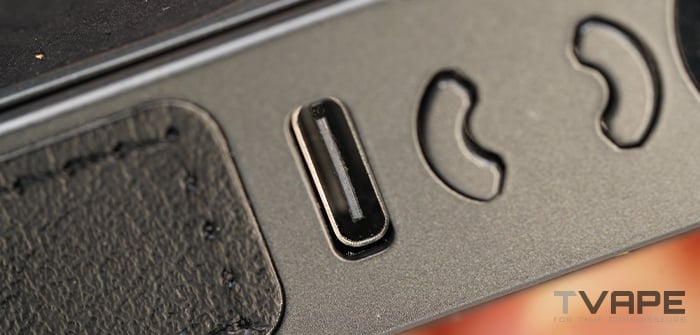 Vaporizador AirVape Legacy Pro 2: vista detallada del puerto de carga USB-C del vaporizador.