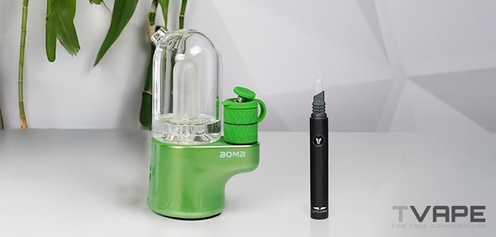 Bomb Magloud E Rig se muestra con Utillian Hot Wax Axe, una herramienta para dabbing que se utiliza para cargar fácilmente el concentrado.