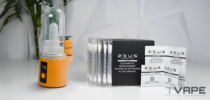 Bomb Sykloud E Rig se muestra con la solución limpiadora Zeus Purify, accesorios de limpieza que ayudan a mantener el vaporizador en óptimas condiciones.