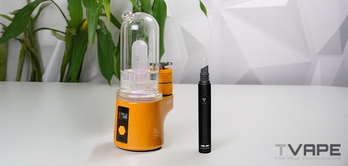 El Bomb Sykloud E Rig se muestra con el Utillian Hot Wax Axe, una herramienta para cargar concentrados.