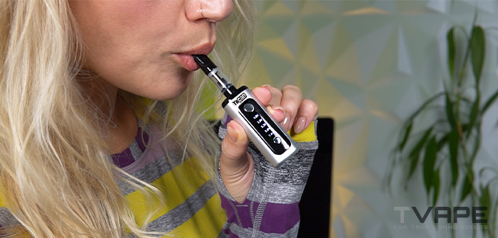 Yocan Kodo Plus en boca a punto de ser utilizado