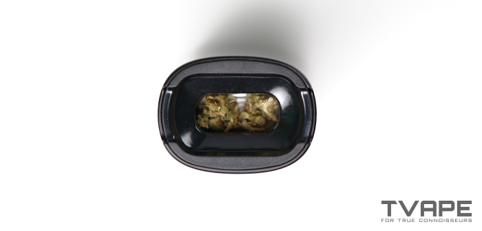 Vaporizador Pax 4: una vista de cerca de la cámara de calentamiento con la hierba seca dentro