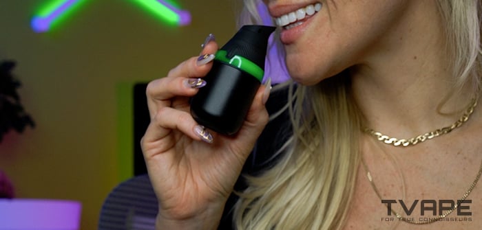 Una mujer está usando el vaporizador de concentrados Puffco Proxy Core