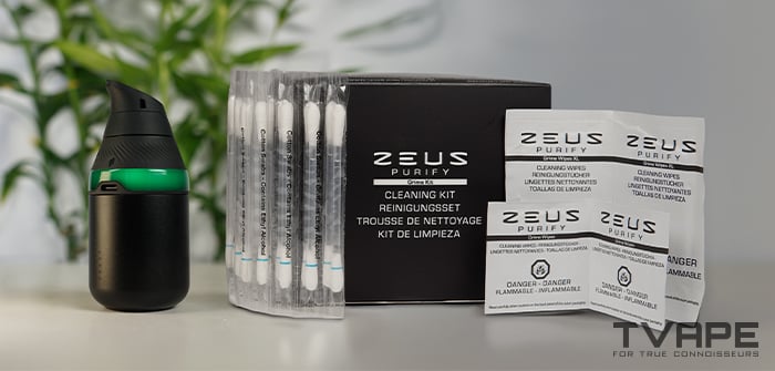 Aquí se muestra el vaporizador de concentrados Puffco Proxy Core junto con los utensilios de limpieza