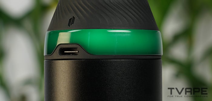 Puffco Proxy Core dab pen: un primer plano del puerto de carga USB-C del vaporizador Puffco Core
