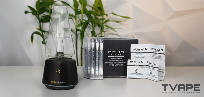 La Tronian Omegatron 2 junto al Zeus Purify Grime Kit, con bastoncillos Grime Sticks impregnados en alcohol y toallitas Grime Wipes para limpiar la cámara, las tapas, las roscas y la base.