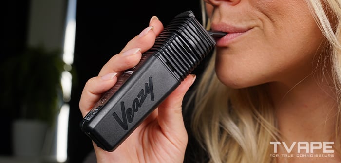 Una mujer inhala del vaporizador Veazy de Storz y Bickel.