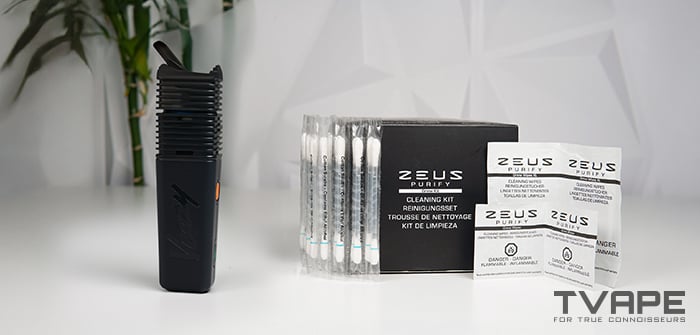 El vaporizador Veazy se muestra con el kit de limpieza Zeus Purify, un accesorio de limpieza que ayuda a mantener el vaporizador en óptimas condiciones.