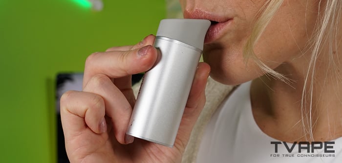 Una mujer está inhalando con el vaporizador Yocan Black Pocket.