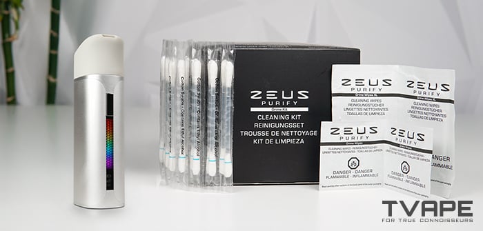 El bolígrafo de cera Yocan Black Pocket se muestra con accesorios de limpieza.