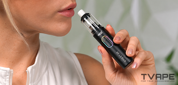 Lápiz para dabs Yocan Orbit 2.0 en la boca, a punto de ser utilizado