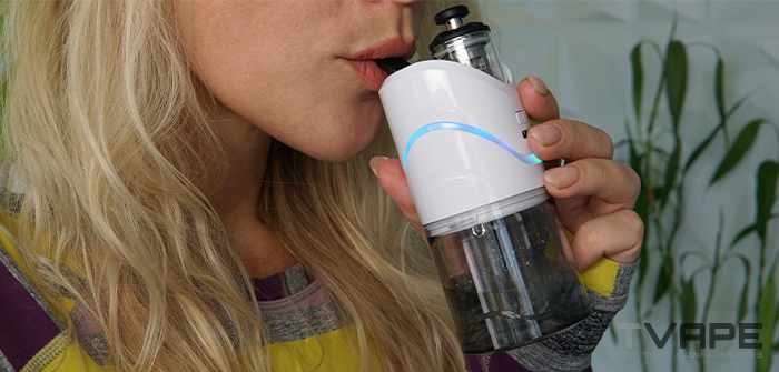 Yocan iCan E Rig en la boca a punto de ser usado