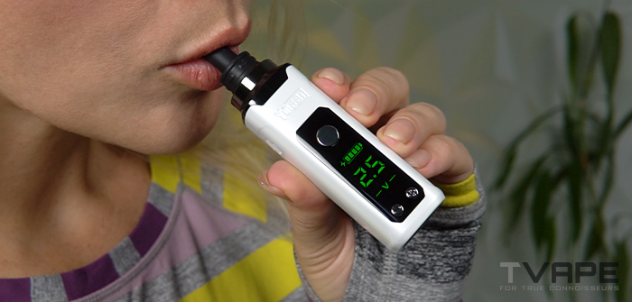 Bolígrafo Yocan Nestor Dab en boca a punto de ser utilizado