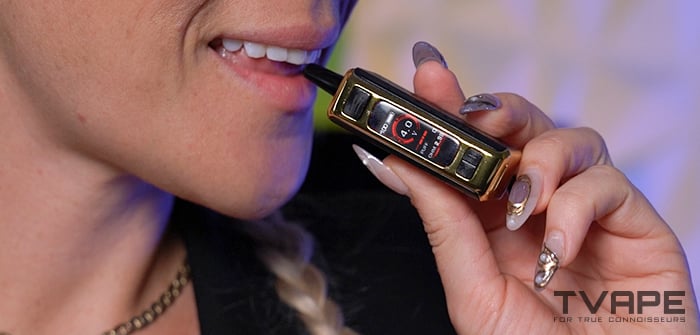 Una mujer utilizando el Zeus Ion Pro.