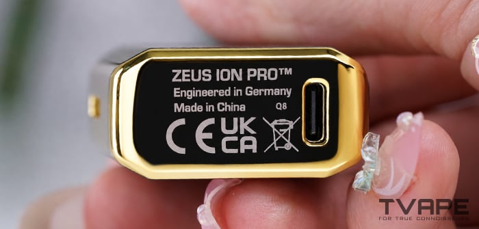 Primer plano de la conexión USB-C del Zeus Ion Pro